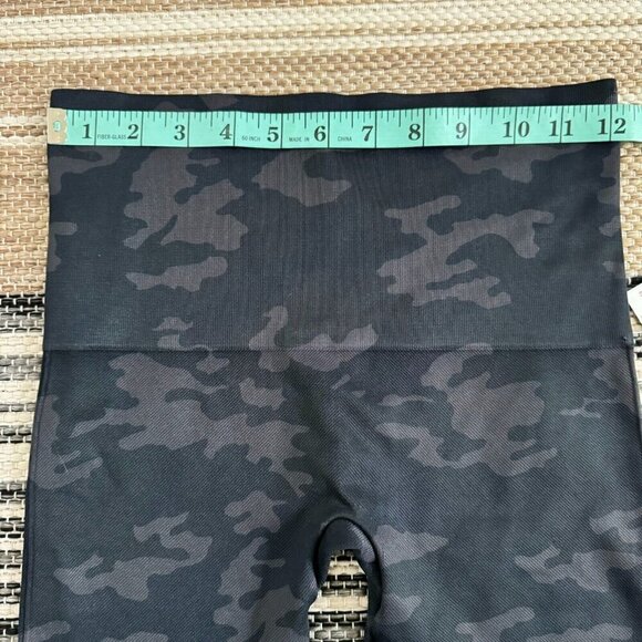 Spanx Look At Me Now Women's Bike Short in Black Camo Pull On Size Medium - Picture 8 of 11